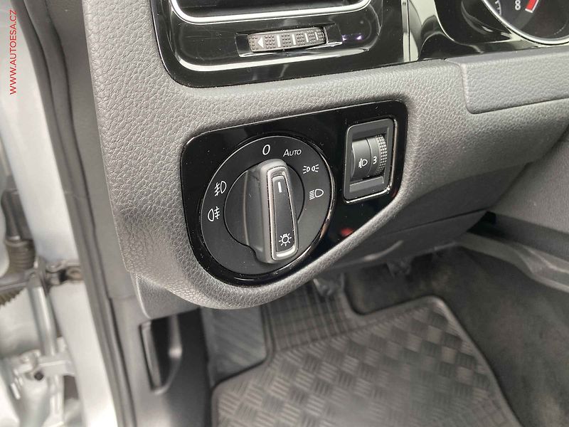 Volkswagen Golf (2017) 1.4 TGi, ČR, Highline - fotka 15 z 17