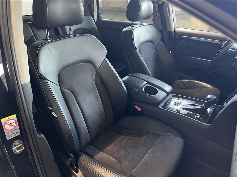 Audi Q7 3,0 TDi QUATTRO 7-MÍST - fotka 23 z 34