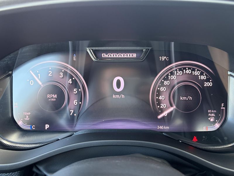 RAM 1500 (2024) Laramie 5.7 V8 HEMI LIFT - fotka 18 z 49