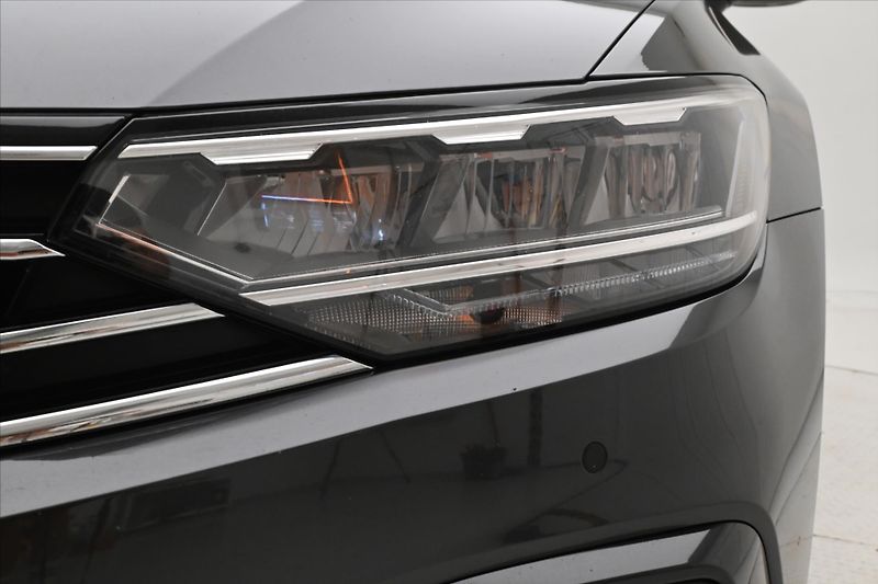 Volkswagen Passat 1,4 GTE 160 kW DSG Business Zá - fotka 30 z 32