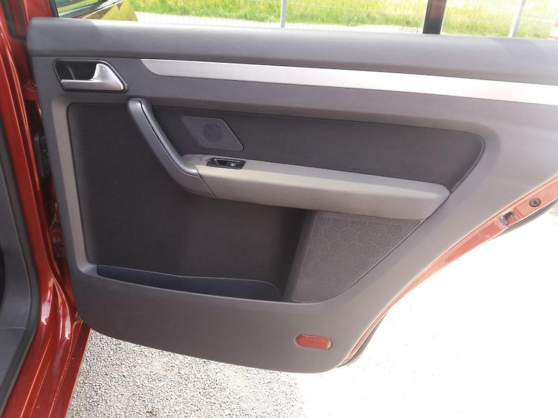 Volkswagen Touran 1.4TSi,103kW,7.MÍST,XENONY! - fotka 23 z 29