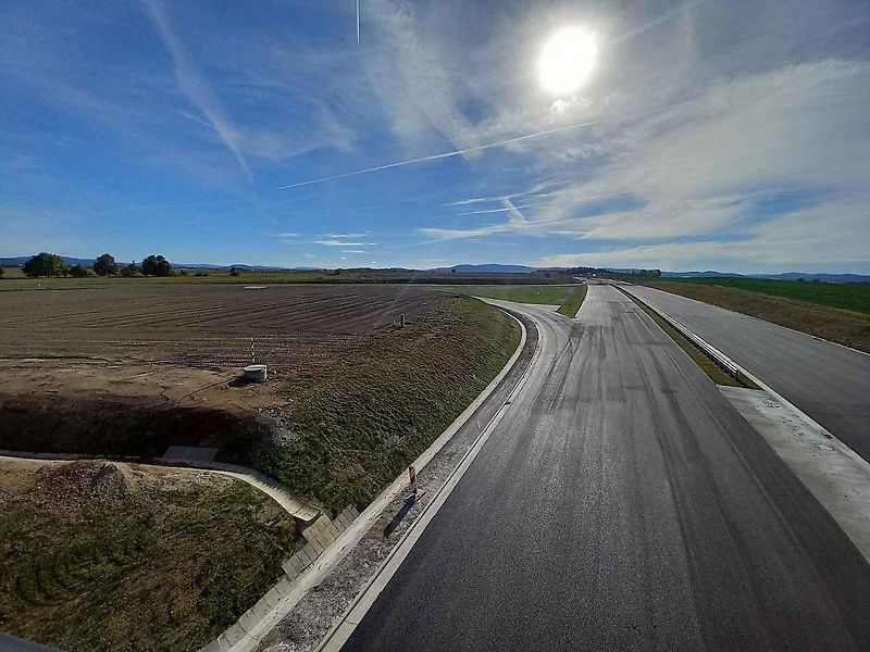 Stavba D3 mezi Třebonínem a Kaplicí-nádraží na podzim 2023 z ptačí perspektivy.