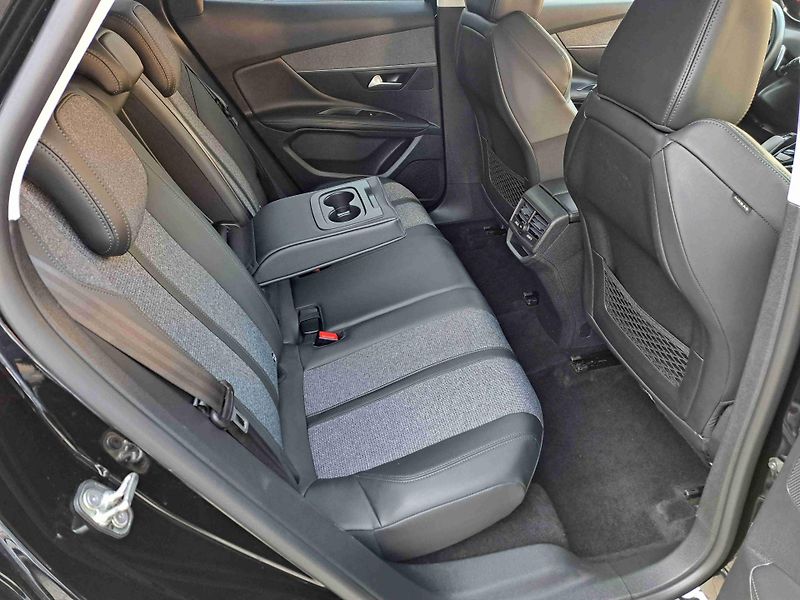 Peugeot 3008 (2019) 1,2PT EAT8 LED ALU kamera NAVI - fotka 10 z 17