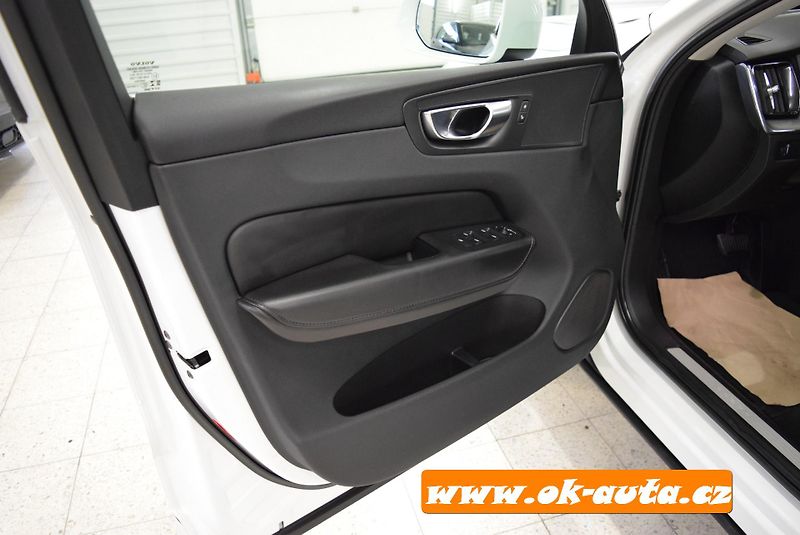 Volvo XC60 2.0 B4 AWD MOMENTUM 2022 - fotka 26 z 54