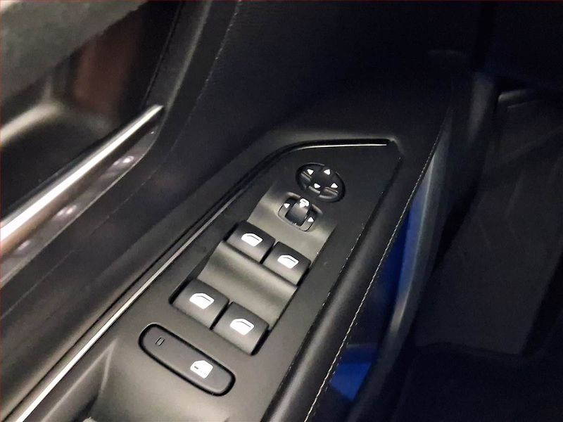 Peugeot 3008 (2017) 1.2 PureTech, Automat, Kůže - fotka 18 z 20