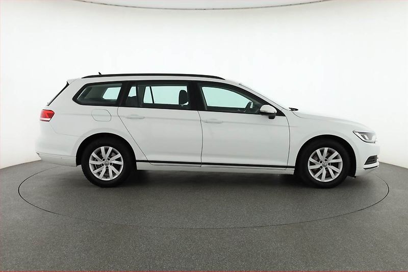 Volkswagen Passat (2017) 2.0 TDI, Serv.kniha, Navi - fotka 6 z 15