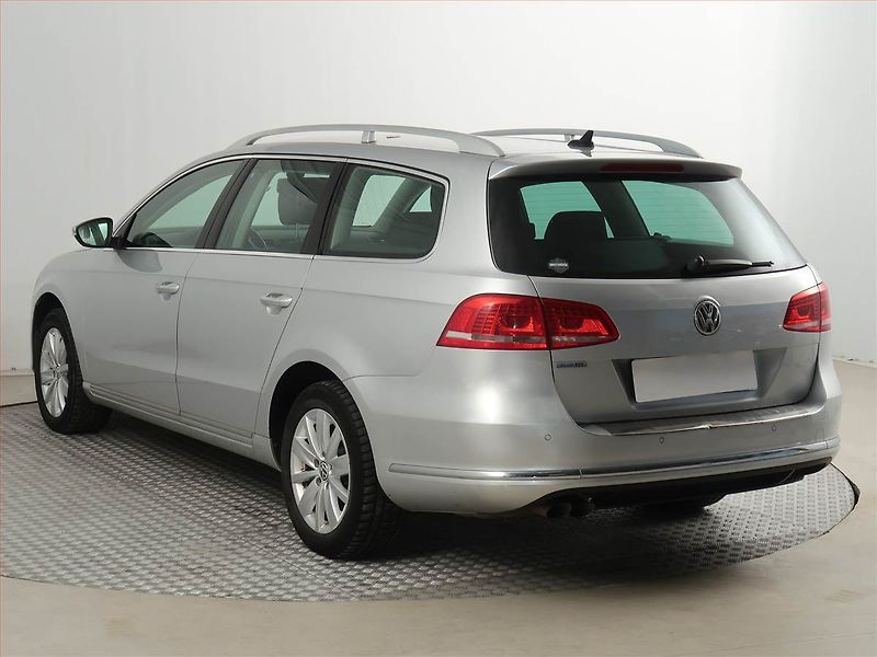 Volkswagen Passat (2011) 2.0 TDI, Automat, nová STK - fotka 4 z 20