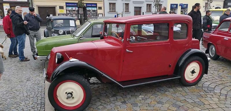 Výstava veteránů na třebíčském náměstí zakončila sezonu Veteran Car Clubu Třebíč 2022