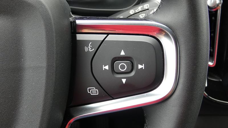 Volvo XC40 B3 PLUS DARK - fotka 12 z 23