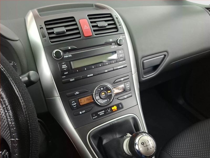 Toyota Auris (2011) 1.6 Valvematic, Tempomat - fotka 12 z 17