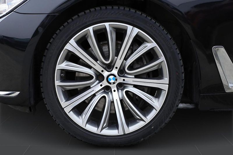 BMW Řada 7 750Li xDrive - fotka 7 z 17