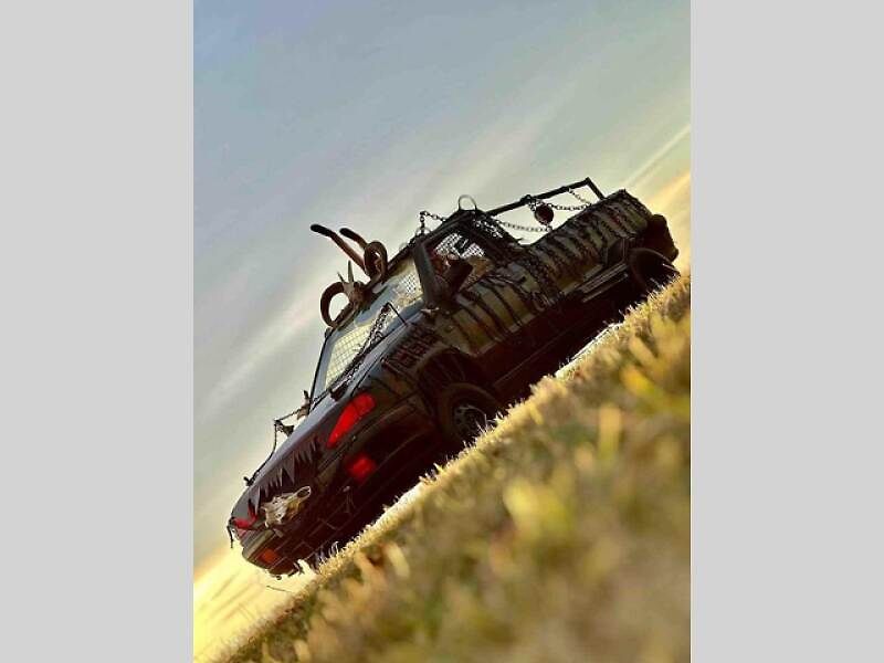 Vůz je podsvícený a šlehá plameny.