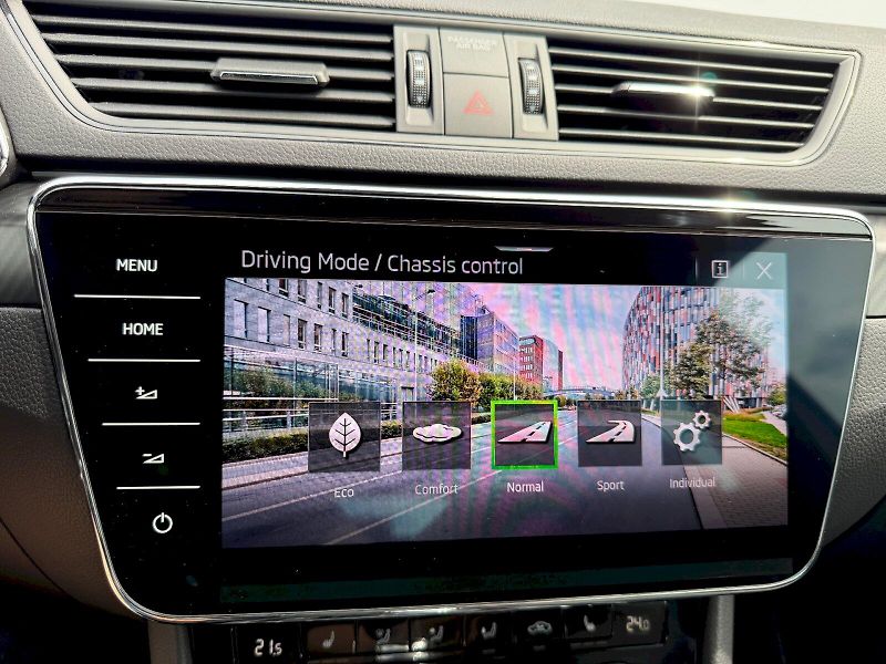 Škoda Superb (2024) Combi 2.0TSI 140kW DSG SportLi - fotka 18 z 35