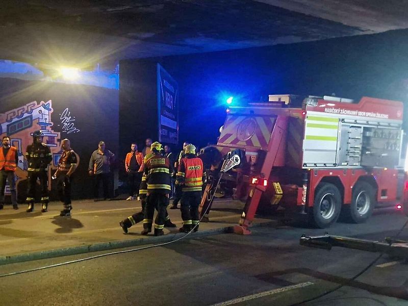 Nehoda ve Vídeňské ulici: pod železničním mostem se zaklínila vrtná souprava převážená na podvalníku.