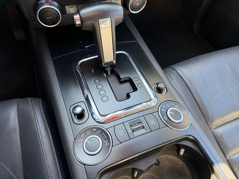 Volkswagen Touareg 3,0 TDi V6 4-motion /servis.k. - fotka 24 z 33