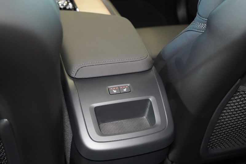 Volvo XC60 B5 AWD PLUS Dark LCI, H/K, LED - fotka 46 z 48
