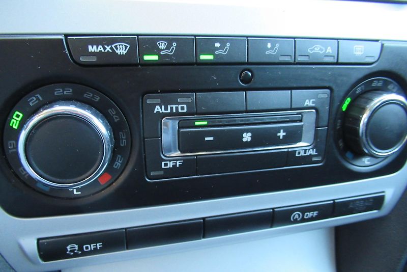 Škoda Octavia 1.6 TDI AUT. KLIMA NAVI TAŽNÉ - fotka 13 z 30