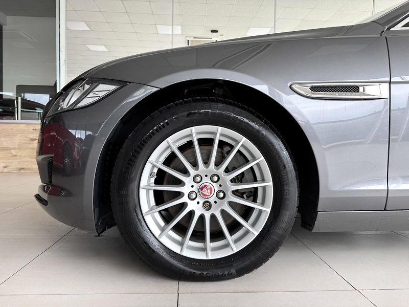 Jaguar XF 20d AUT*Panorama*Distronic - fotka 42 z 43
