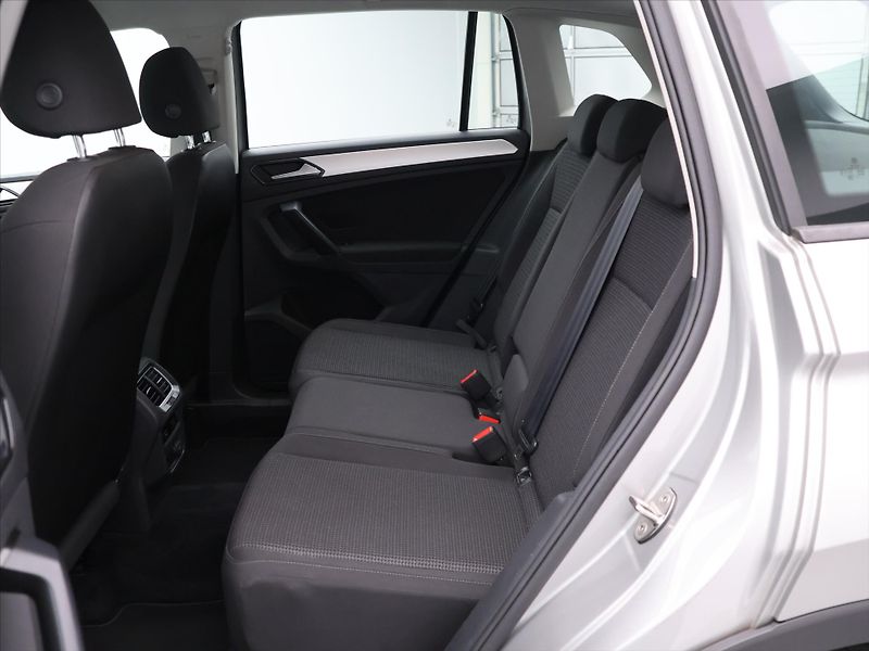 Volkswagen Tiguan 1,4 TSI 110kW DSG Serv.kniha - fotka 13 z 26