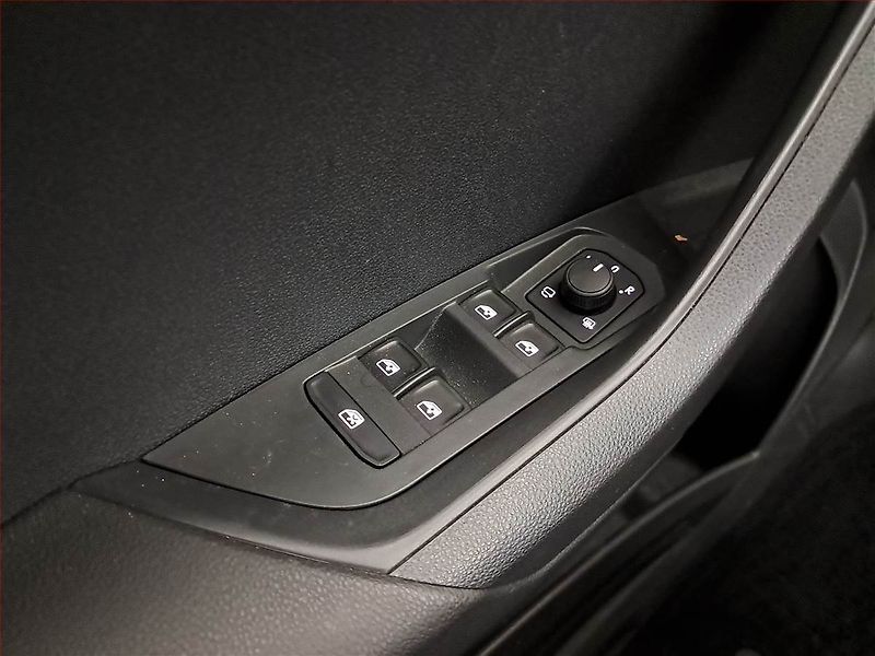 Škoda Karoq (2025) 2.0 TDI, Sportline, Navigace - fotka 23 z 23