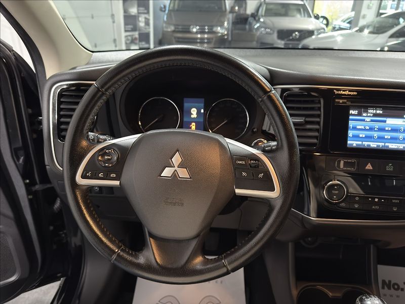 Mitsubishi Outlander 2,3   DI-D 4X4 7MÍST SPORT TZ - fotka 9 z 39