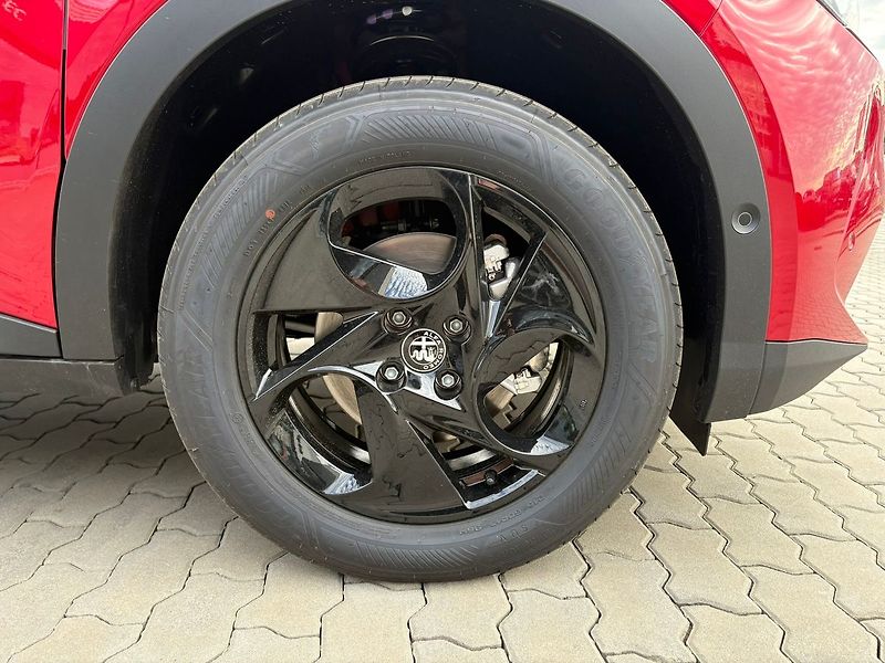 Alfa Romeo Junior Ibrida 1.2 Turbo Hybrid 145k e - fotka 9 z 16