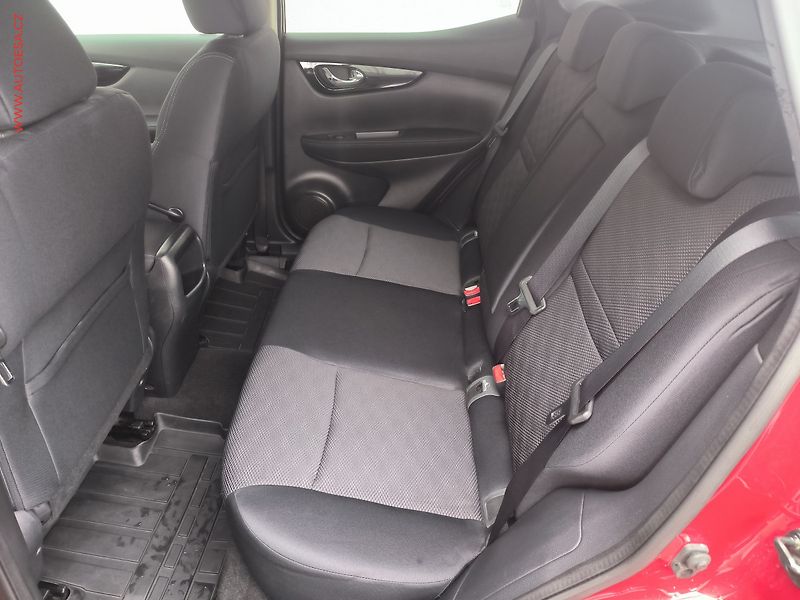 Nissan Qashqai (2015) 1.6 DiG-T, ČR, Acenta, navi - fotka 10 z 19