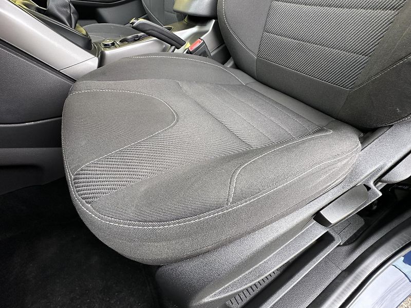 Ford Kuga (2014) 2.0TDCI/103kW * ČR * 4x4  - fotka 6 z 33