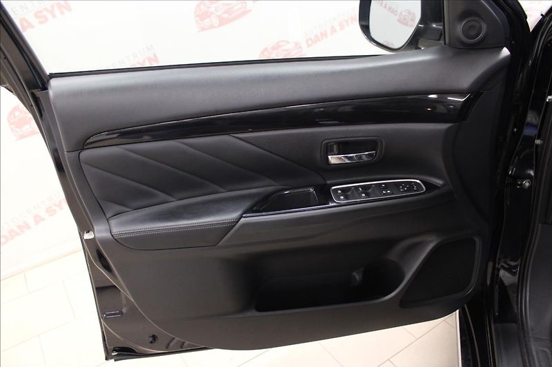 Mitsubishi Outlander 2,0 i Plus 4x4 PHEV Hybrid - fotka 10 z 35