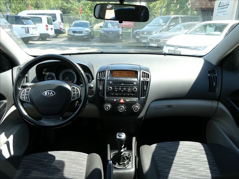 Kia Ceed 1,4 i 80kW klima, 1.majitel - fotka 20 z 32