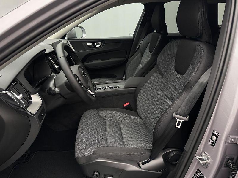 Volvo XC60 (2026) B5 AWD AUT CORE - fotka 3 z 22