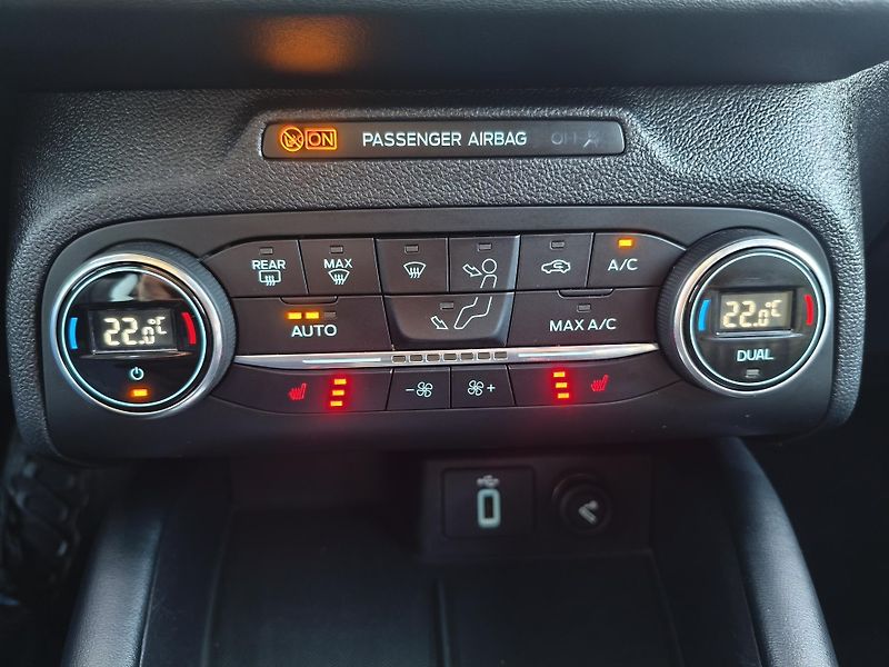 Ford Focus (2018) 2,0 Tdci 110Kw Vignale 8AT - fotka 21 z 38