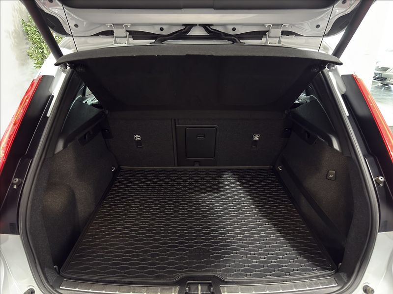 Volvo XC40 2,0   D4 INSCRIPTION ZÁRUKA 28 - fotka 29 z 46