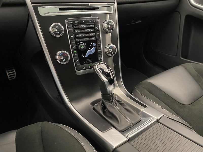 Volvo XC60 D5 AWD R-DESIGN AUT REZERVACE - fotka 25 z 52