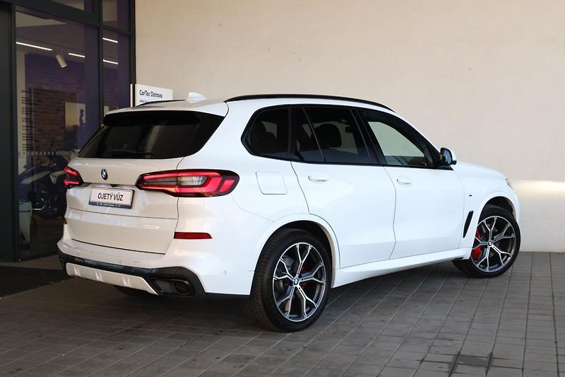 BMW X5 xDrive40i - fotka 6 z 33