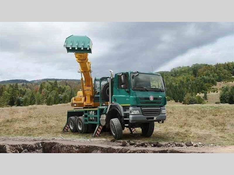 Tatra Force 8x8 – vozidlo pro přepravu potrubí.
