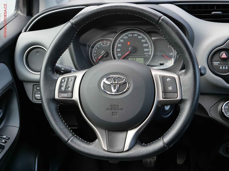 Toyota Yaris (2014) 1.3 VVT- i, ČR, AC, park - fotka 12 z 18