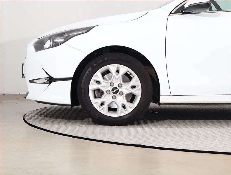 Kia Ceed (2022) Gold 1.6 CRDi MHEV, Serv.kniha - fotka 14 z 20