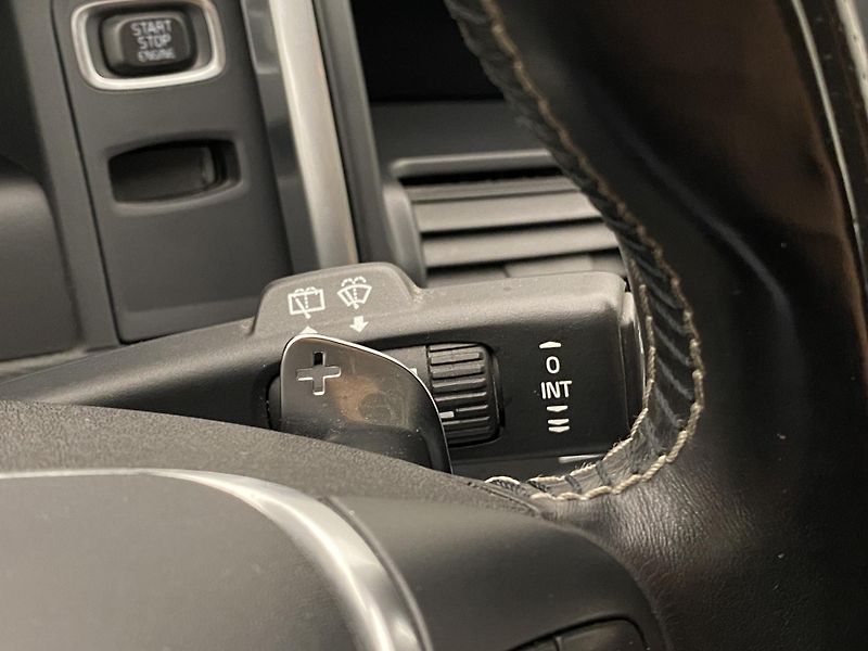 Volvo XC60 D5 AWD R-DESIGN AUT REZERVACE - fotka 22 z 52