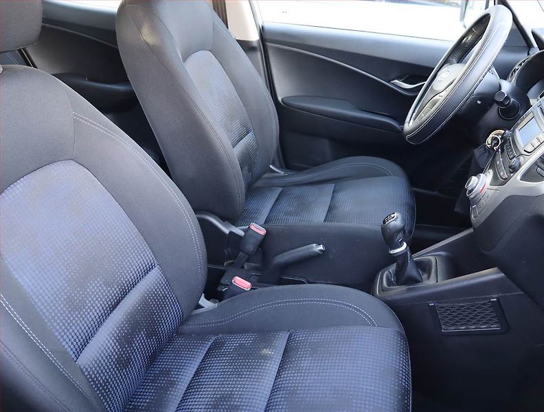 Hyundai ix20 (2012) 1.6 CVVT, LPG, Park. senzory - fotka 9 z 16