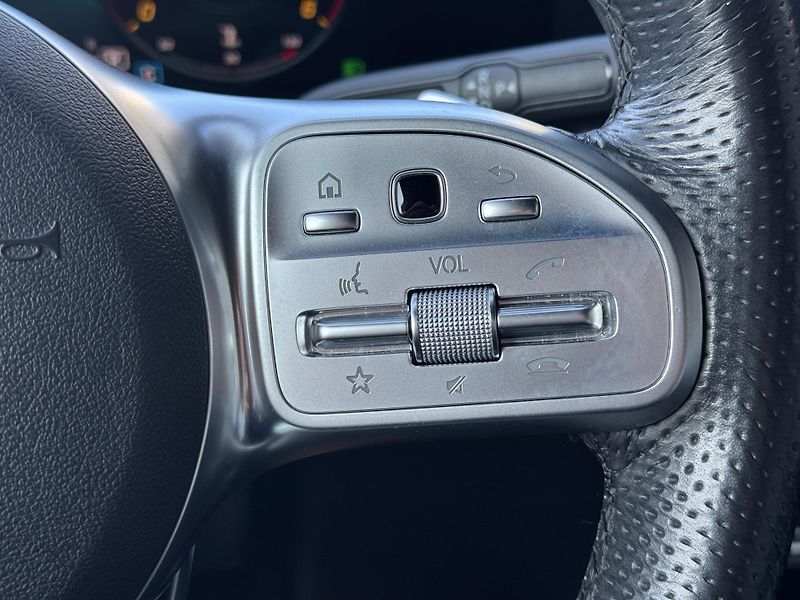 Mercedes-Benz GLB (2019) 200d 4Matic, AMG Line Head-up  - fotka 29 z 51