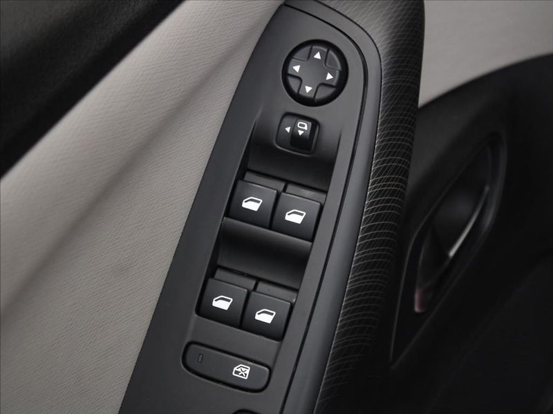 Citroën Grand C4 Picasso 1,6 HDI 88kW 7-míst 1.maj.ČR! - fotka 18 z 23