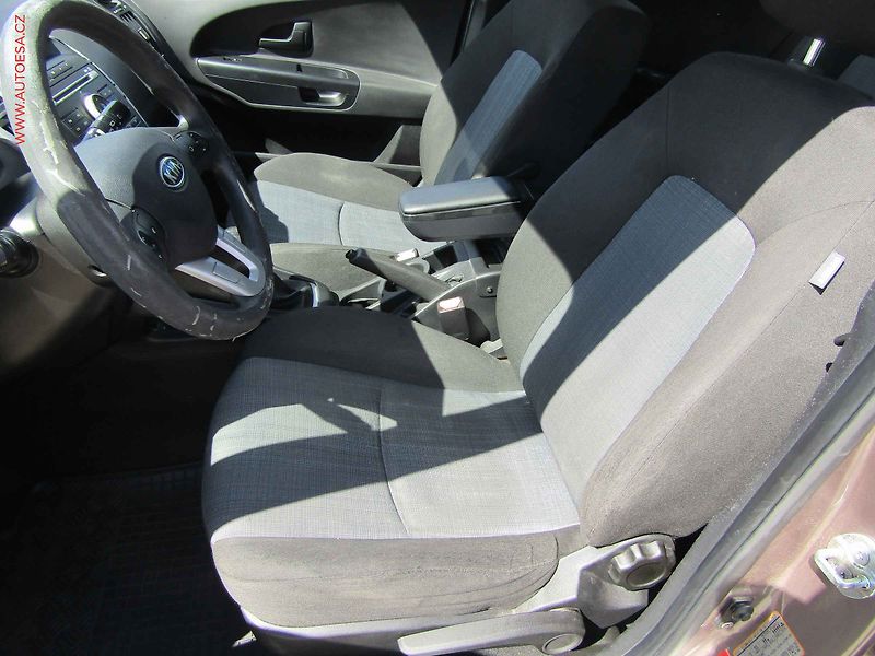 Kia Ceed (2010) 1.4CVVT, ČR, AC, park.čidla - fotka 9 z 15