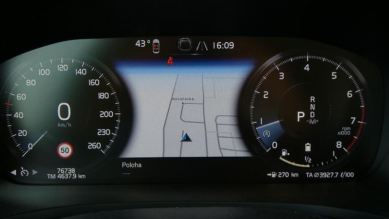 Volvo V60 B5 AWD Momentum Pro - fotka 13 z 23