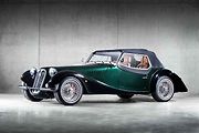 Vůz Gordon Roadster se stahovací střechou.