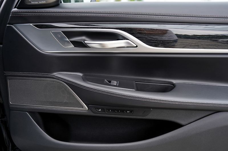 BMW Řada 7 750i xDrive Mpaket/530 PS - fotka 25 z 47