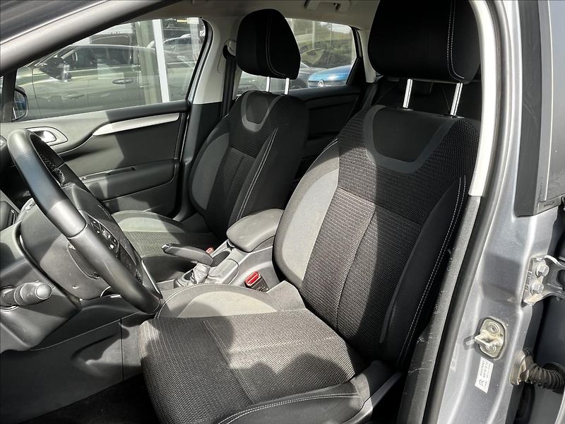 Citroën C4 1,2   PT 110K Feel - fotka 7 z 18