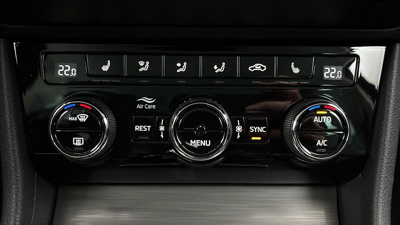 Škoda Superb 2.0 TDI DSG Style Combi - fotka 13 z 30