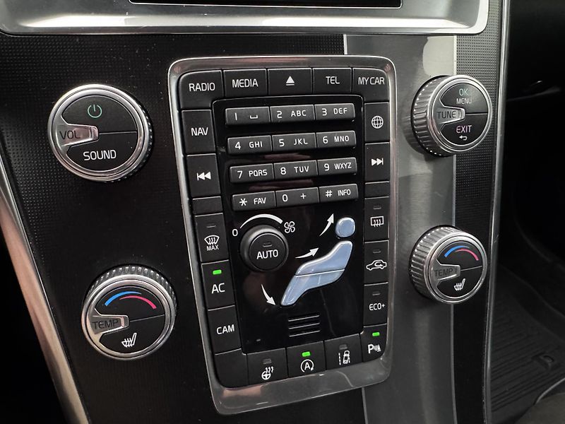 Volvo XC60 D4 R-DESIGN AUT - fotka 34 z 46
