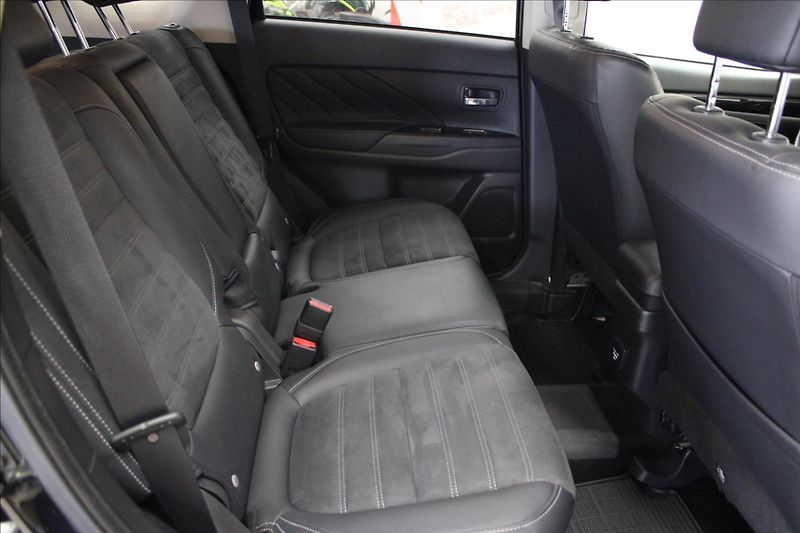 Mitsubishi Outlander 2,0 i Plus 4x4 PHEV Hybrid - fotka 14 z 35